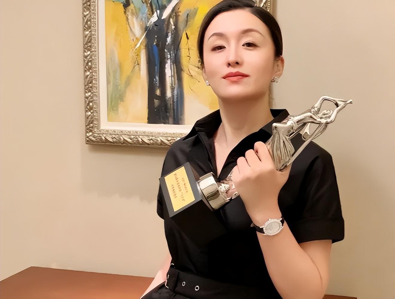 开云体育手机登录-陪玩陪睡不够!集体开嫖、舔手指、目无王法,阴暗面彻底藏不住了